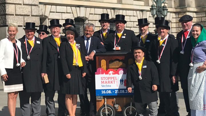 Silvia Breher mit dem Marktausschuss des Stoppelmarkts Vechta