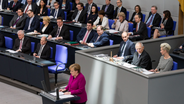 Silvia Breher als Schriftführerin bei der Regierungserklärung der Bundeskanzlerin