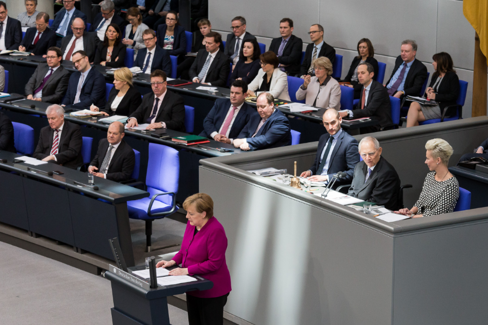 Silvia Breher als Schriftführerin bei der Regierungserklärung der Bundeskanzlerin