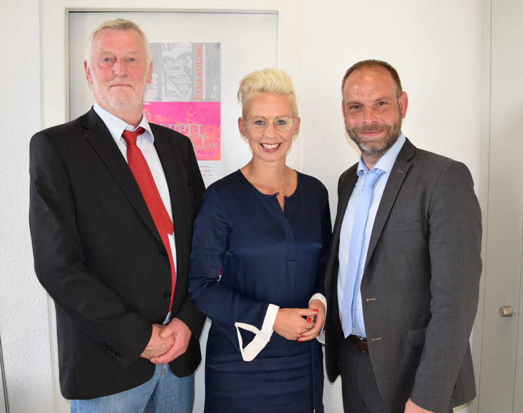 Silvia Breher mit Oliver Hölters und Uwe Weyerbrock vom Deutschen Caritasverband